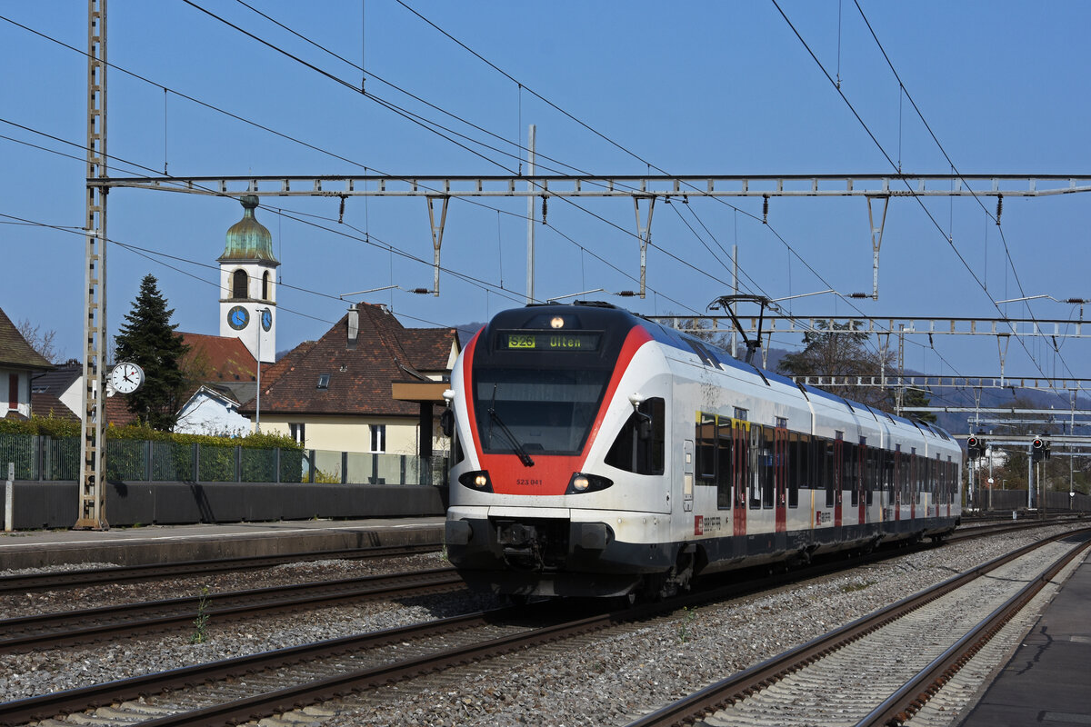 RABe 523 041, auf der S26, durchfährt den Bahnhof Rupperswil. Die Aufnahme stammt vom 28.03.2022.