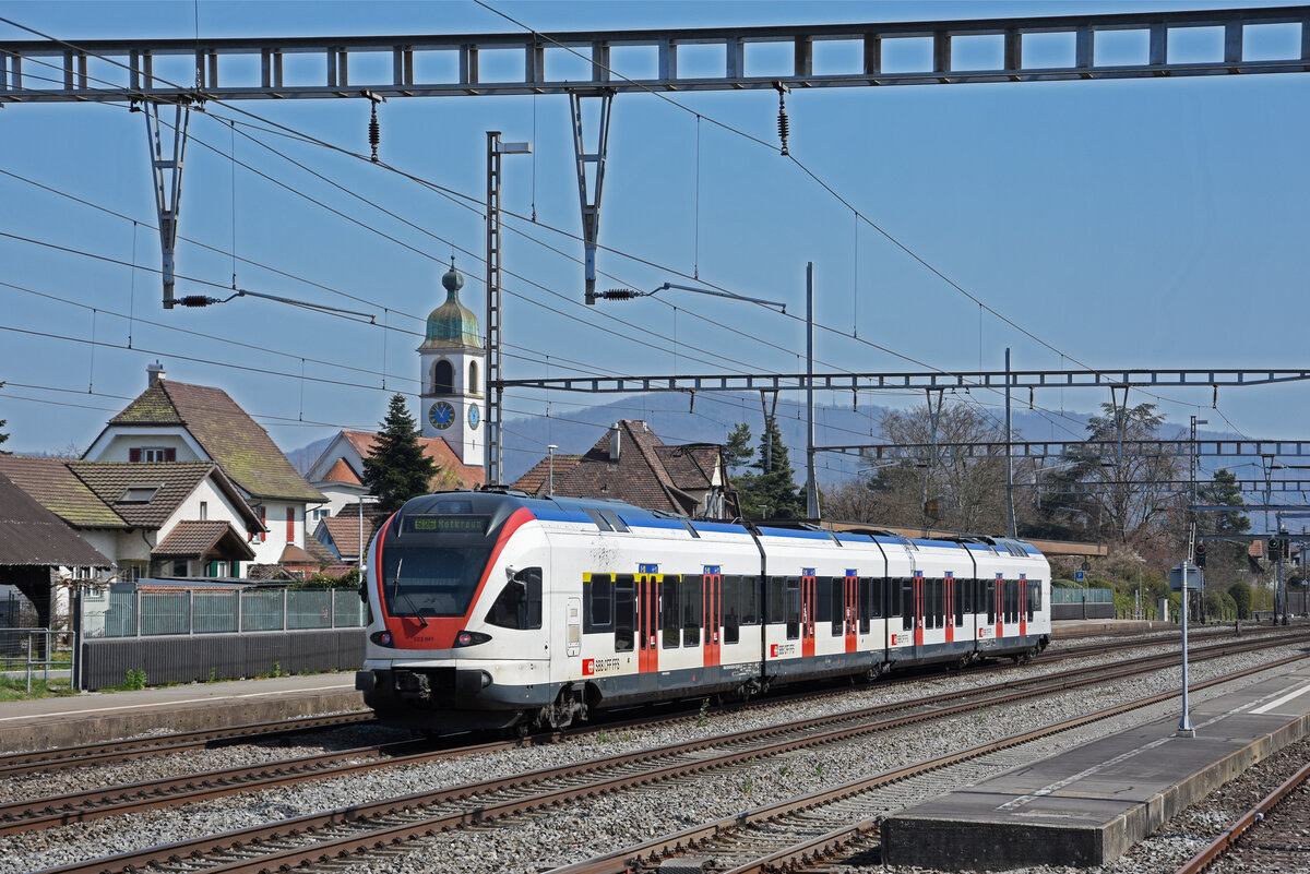 RABe 523 041, auf der S26, durchfährt den Bahnhof Rupperswil. Die Aufnahme stammt vom 28.03.2022.