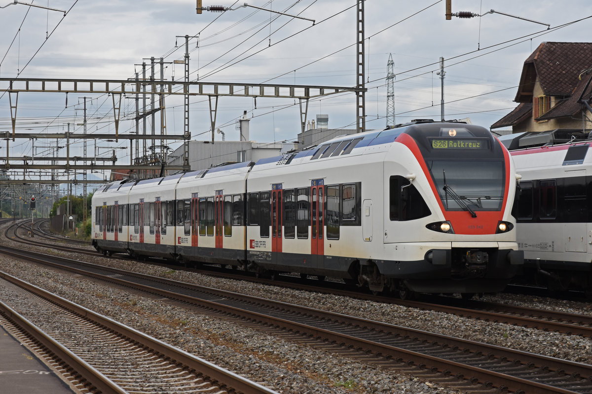 RABe 523 042, auf der S26, durchfährt den Bahnhof Rupperswil. Die Aufnahme stammt vom 31.07.2019.