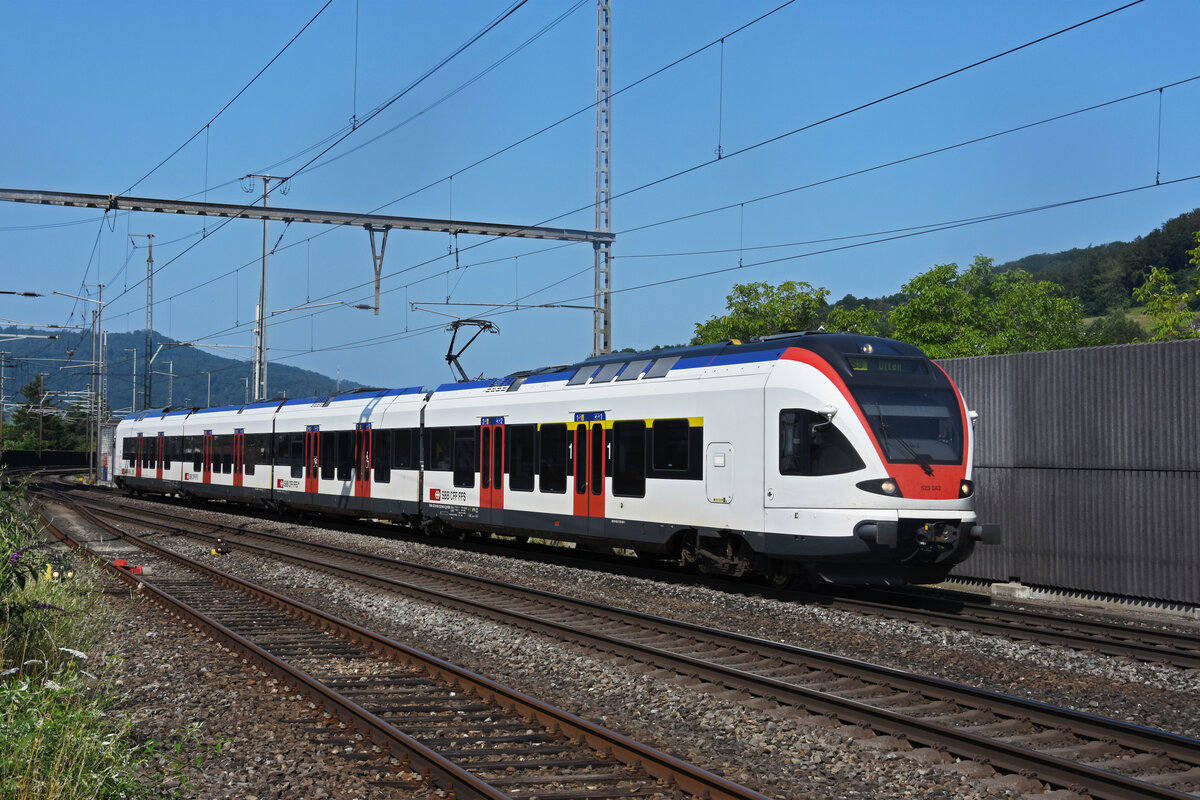 RABe 523 042, auf der S3, fährt beim Bahnhof Gelterkinden ein. Die Aufnahme stammt vom 21.07.2021.