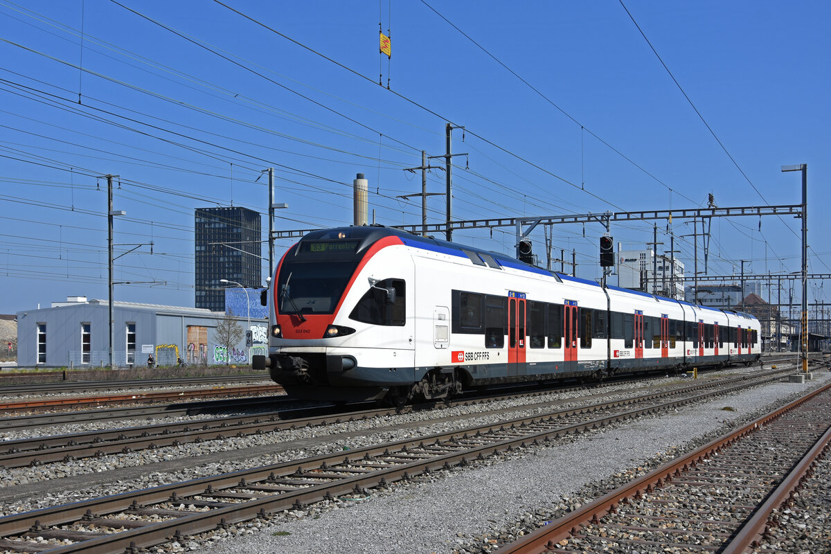 RABe 523 042, auf der S3, verlässt den Bahnhof Pratteln. Die Aufnahme stammt vom 23.03.2022.