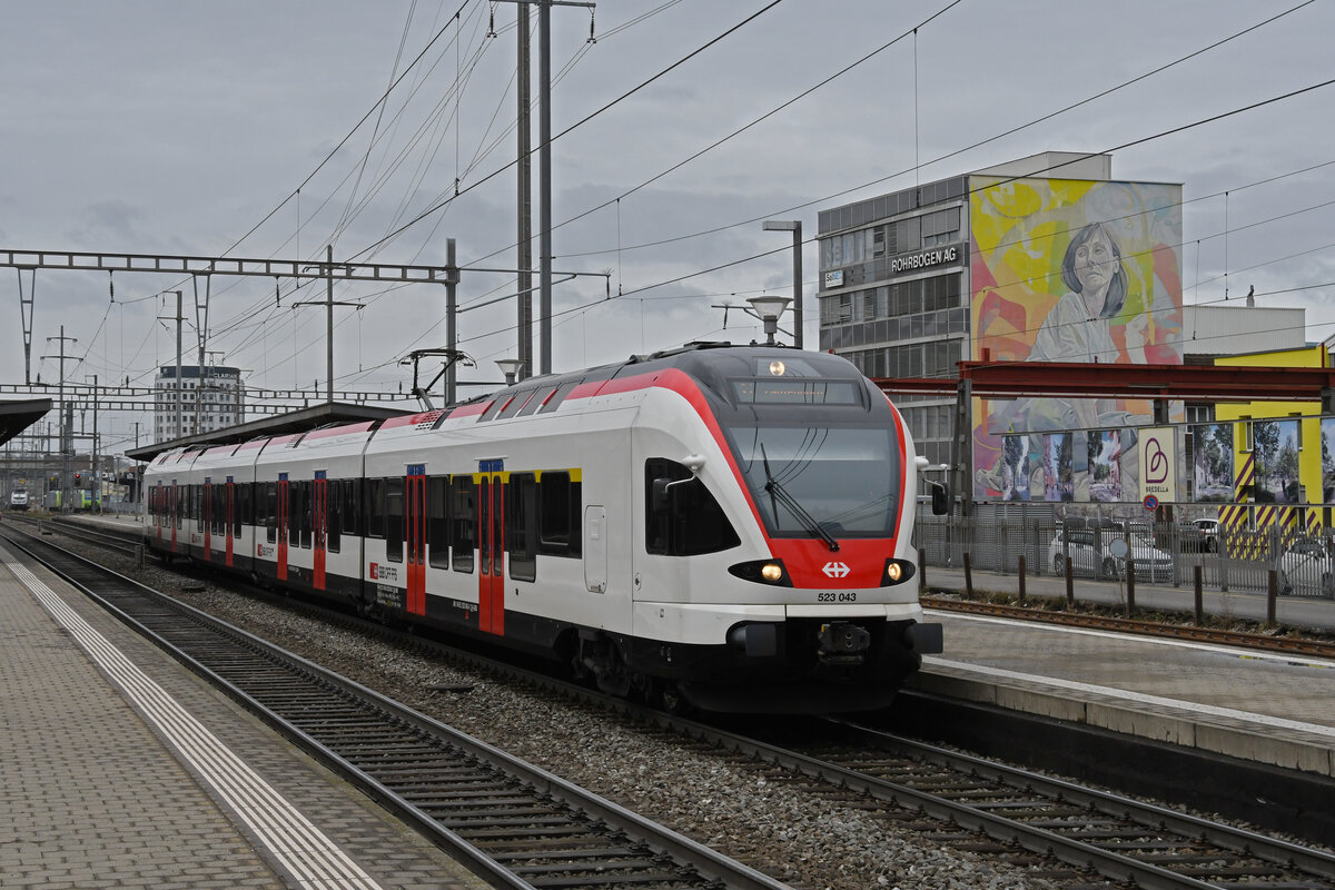 RABe 523 043, auf der S1, wartet am 08.02.2024 beim Bahnhof Pratteln.