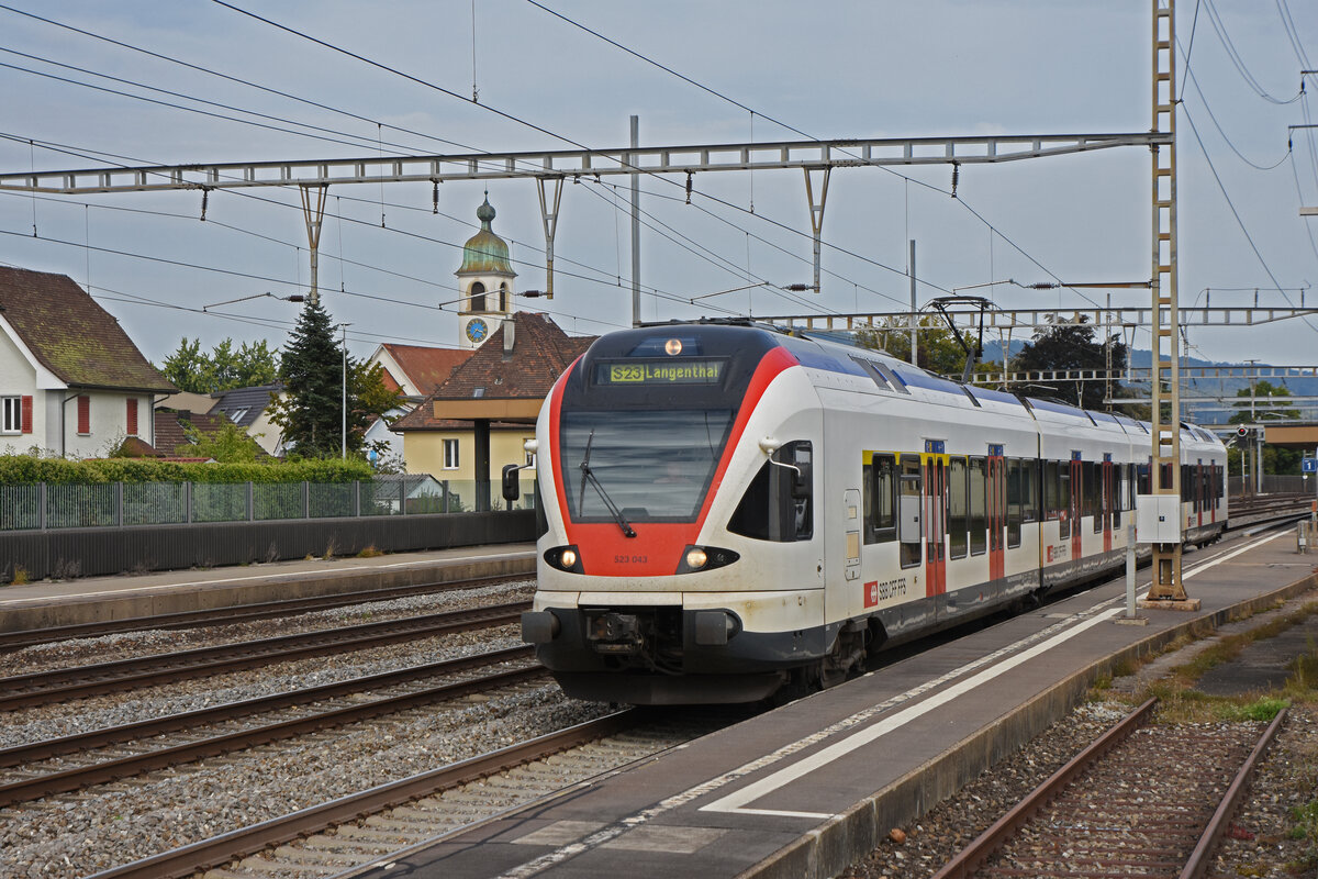 RABe 523 043, auf der S23, verlässt den Bahnhof Rupperswil. Die Aufnahme stammt vom 25.09.2021.