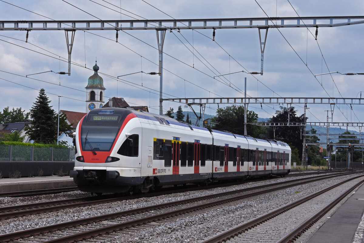 RABe 523 043, auf der S26, durchfährt den Bahnhof Rupperswil. Die Aufnahme stammt vom 17.06.2021.