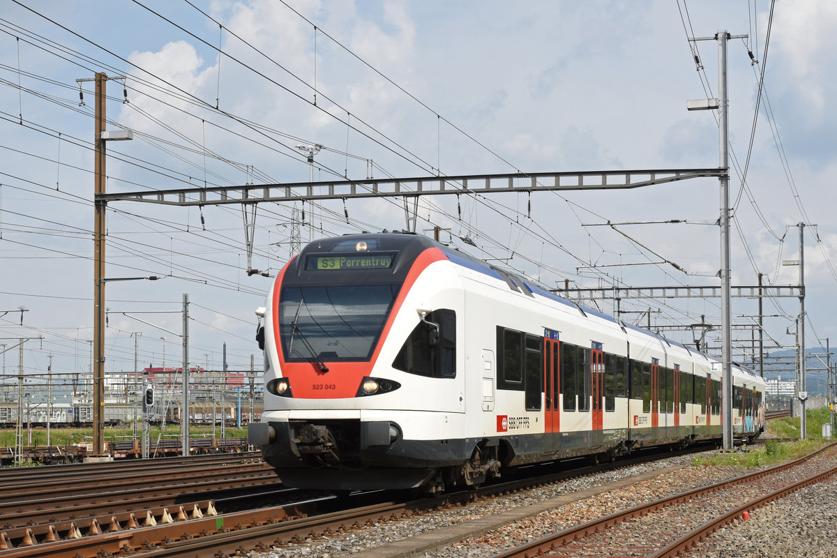 RABe 523 043, auf der S3, fährt zum Bahnhof Muttenz. Die Aufnahme stammt vom 19.05.2018.