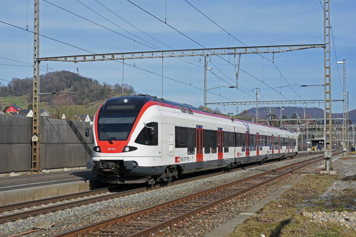RABe 523 044, auf der S3, verlässt den Bahnhof Gelterkinden. Die Aufnahme stammt vom 23.02.2019.