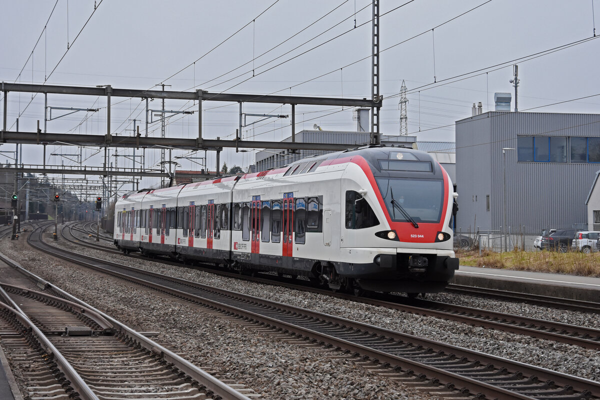 RABe 523 044 durchfährt den Bahnhof Rupperswil. Die Aufnahme stammt vom 07.01.2022.