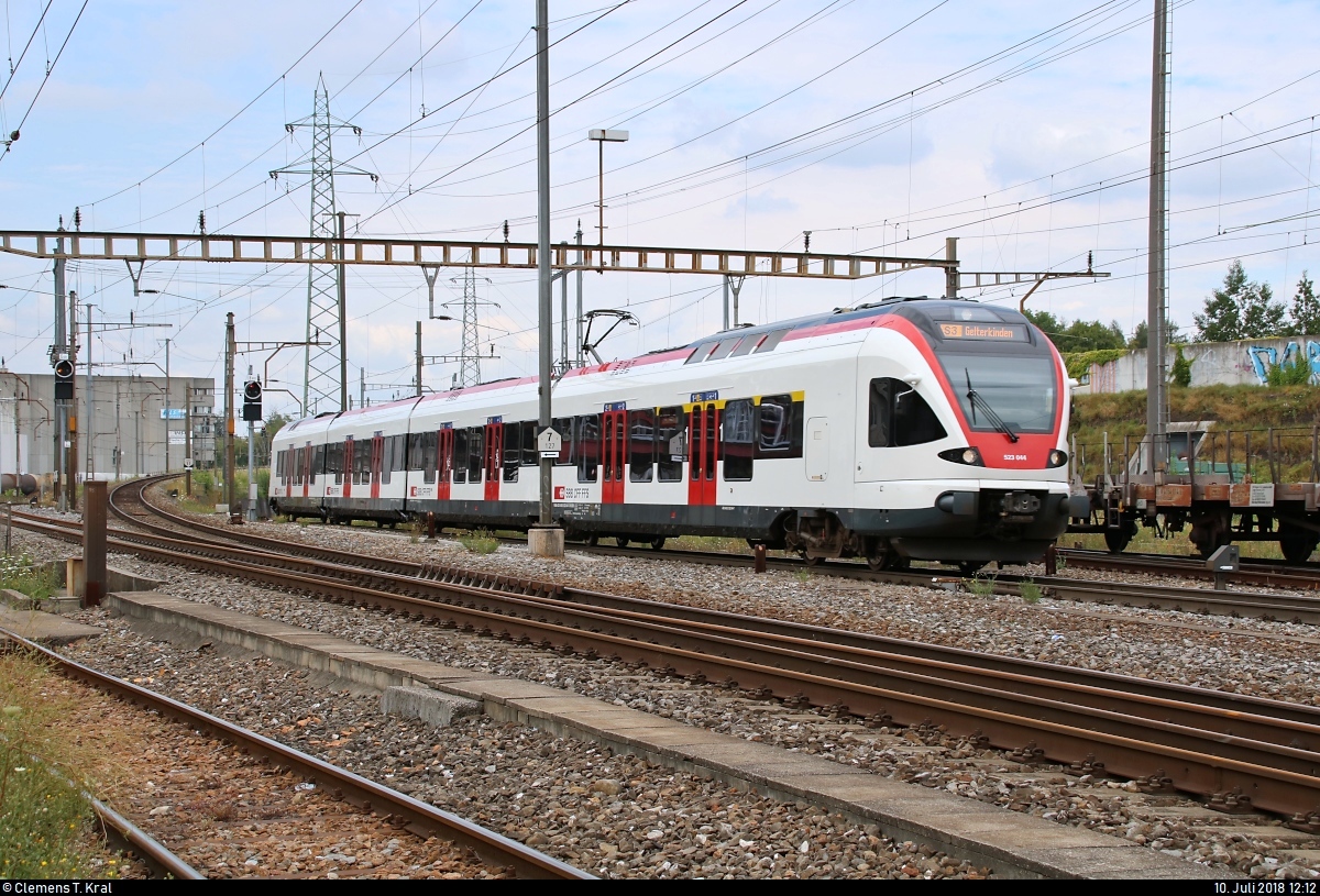 RABe 523 044 (Stadler FLIRT) der Regio-S-Bahn Basel (SBB) als S3 von Laufen (CH) nach Gelterkinden (CH) erreicht den Bahnhof Pratteln (CH).
Aufgenommen von der Güterstrasse.
[10.7.2018 | 12:12 Uhr]