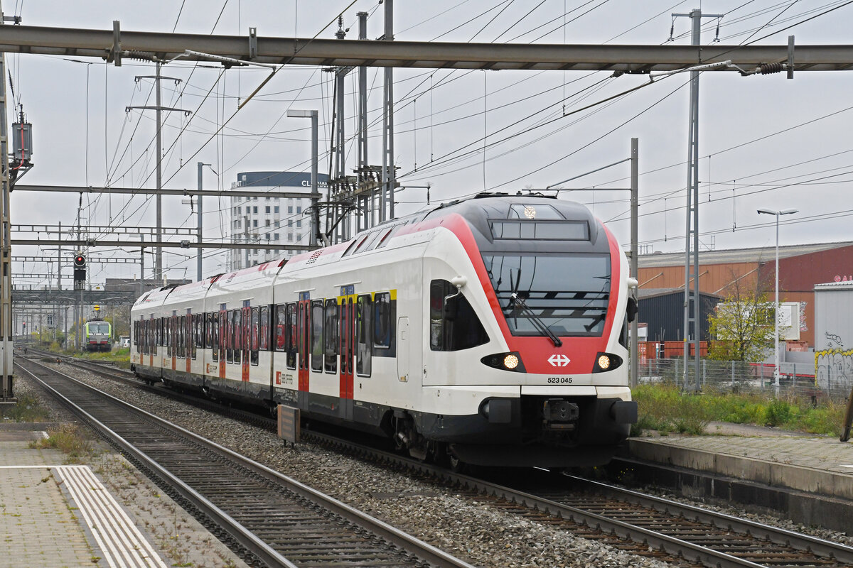 RABe 523 045, auf der S1, fährt am 13.11.2024 beim Bahnhof Pratteln ein.