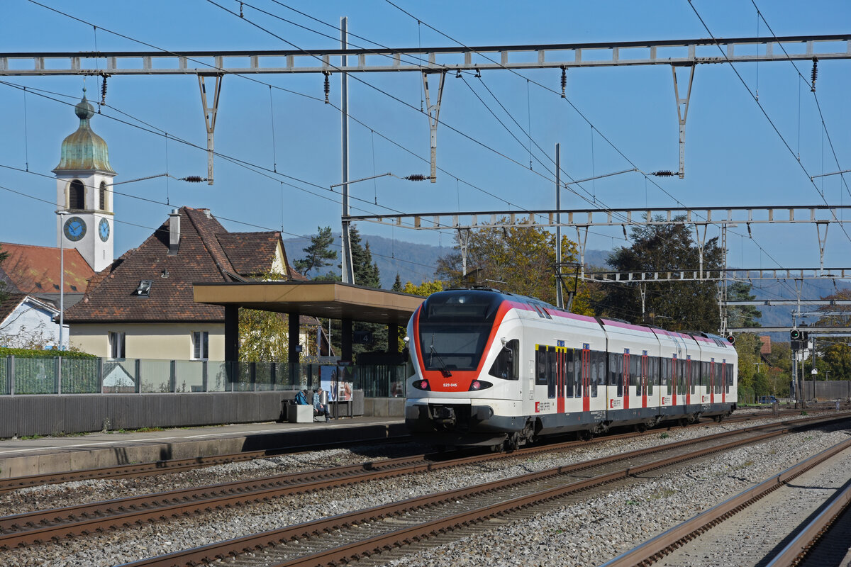 RABe 523 045, auf der S26, durchfährt am 27.10.2022 den Bahnhof Rupperswil.