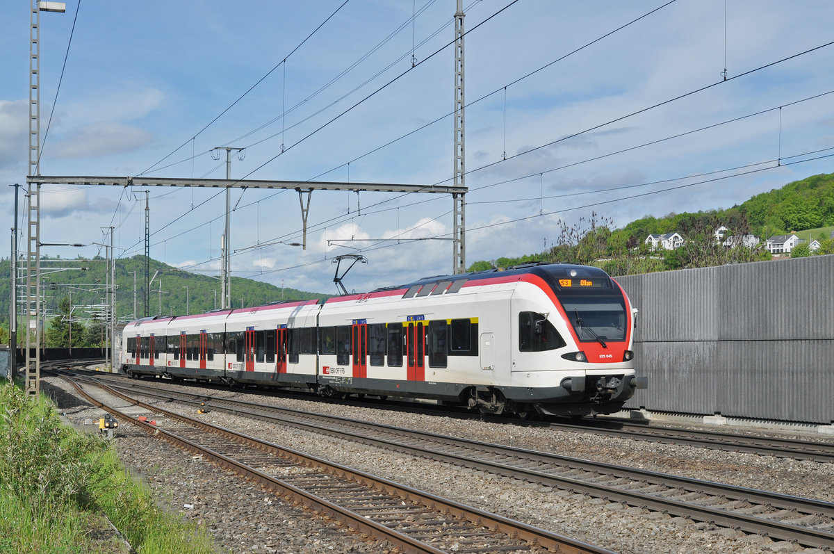 RABe 523 045, auf der S3, fährt beim Bahnhof Gelterkinden ein. Die Aufnahme stammt vom 12.05.2017.