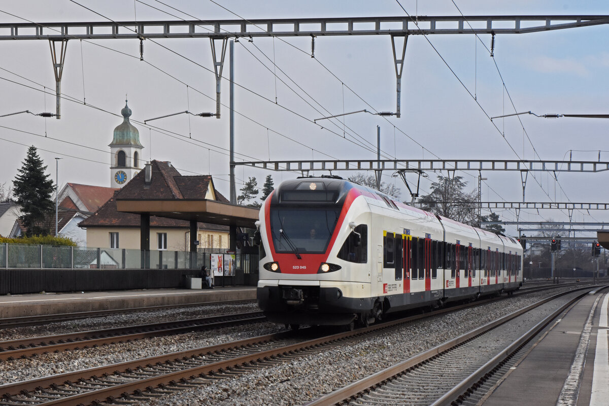 RABe 523 045 durchfährt den Bahnhof Rupperswil. Die Aufnahme stammt vom 04.02.2022.