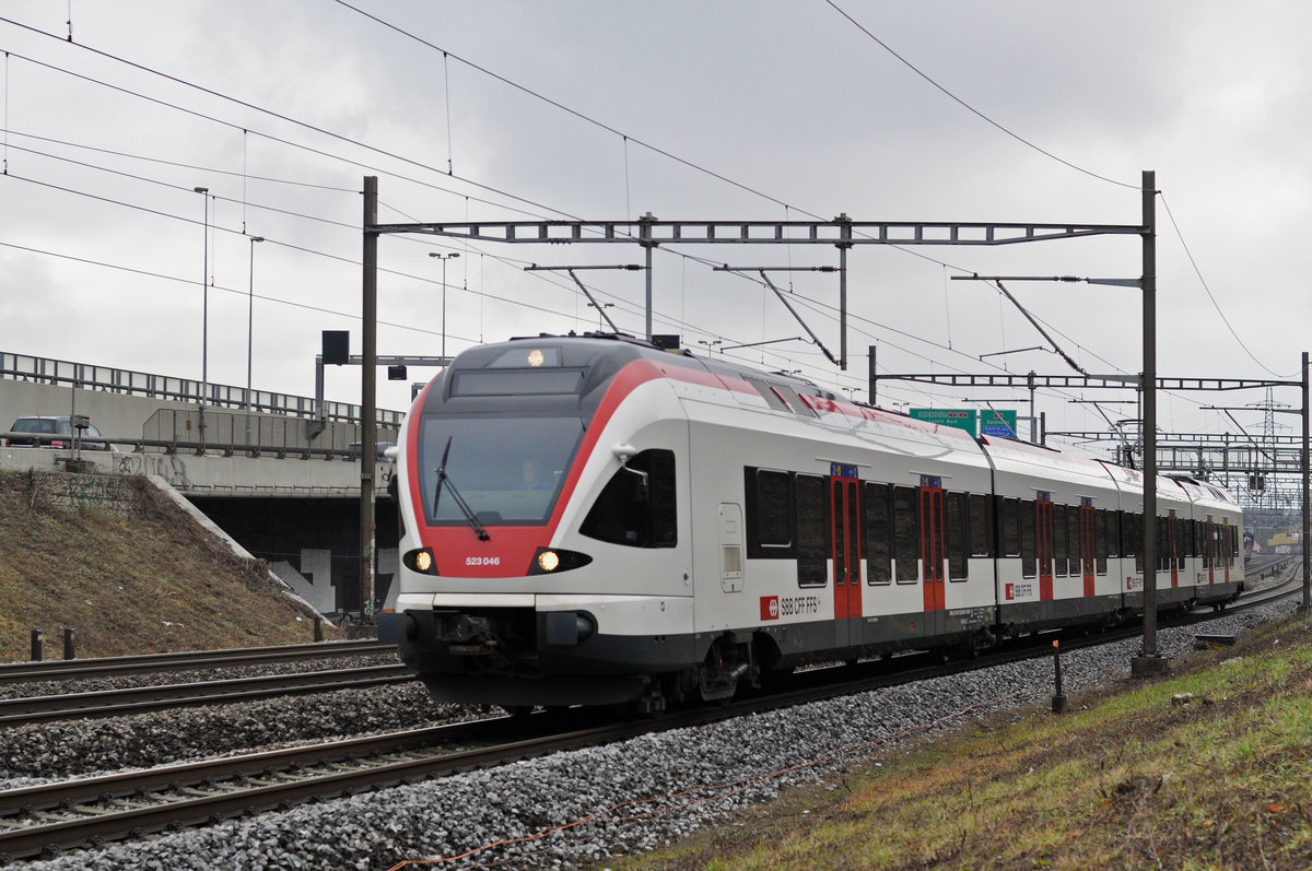 RABe 523 046, auf der S1, fährt Richtung Bahnhof SBB. Die Aufnahme stammt vom 20.12.2017.