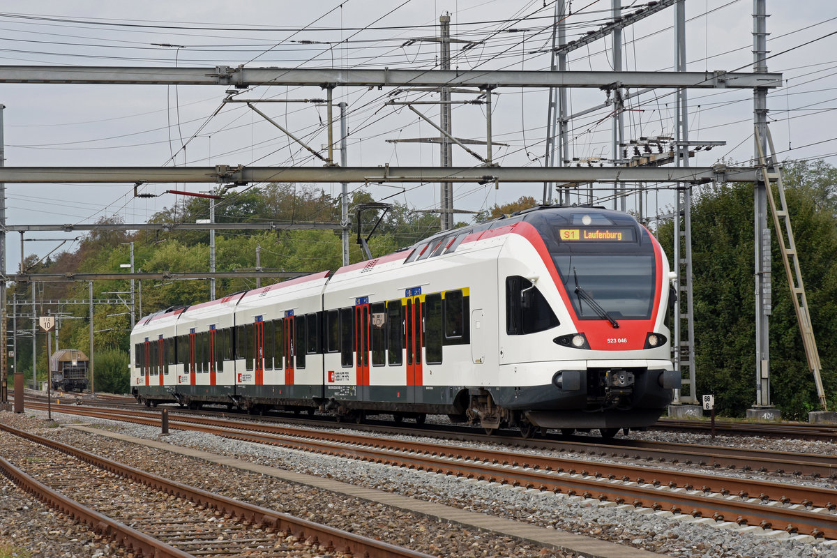 RABe 523 046, auf der S1, fährt zum Bahnhof Möhlin. Die Aufnahme stammt vom 06.09.2018.