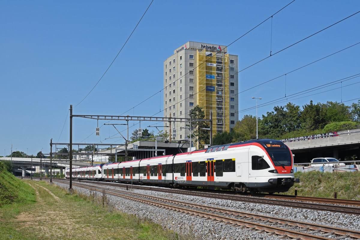 RABe 523 046, auf der S1, fährt Richtung Bahnhof Muttenz. Die Aufnahme stammt vom 31.08.2019.