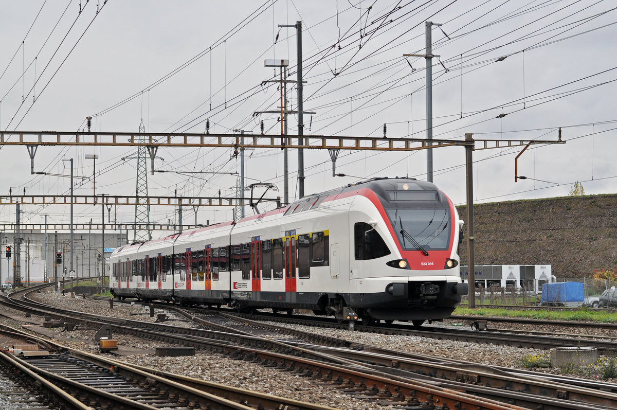 RABe 523 046, auf der S3, fährt zum Bahnhof Pratteln. Die Aufnahme stammt vom 08.11.2017.