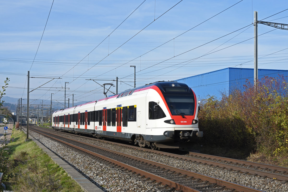 RABe 523 046, auf der S3, fährt Richtung Bahnhof Itingen. Die Aufnahme stammt vom 22.11.2019.