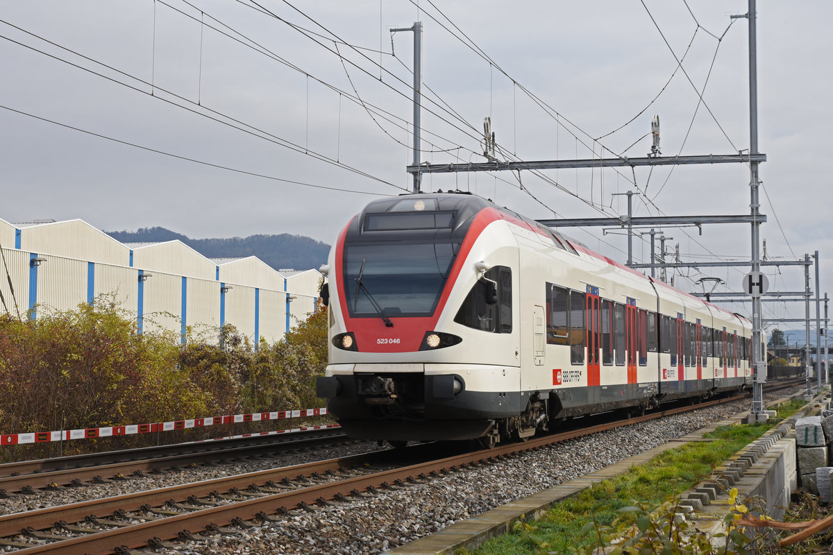 RABe 523 046, auf der S3, fährt Richtung Bahnhof Lausen. Die Aufnahme stammt vom 24.11.2019.