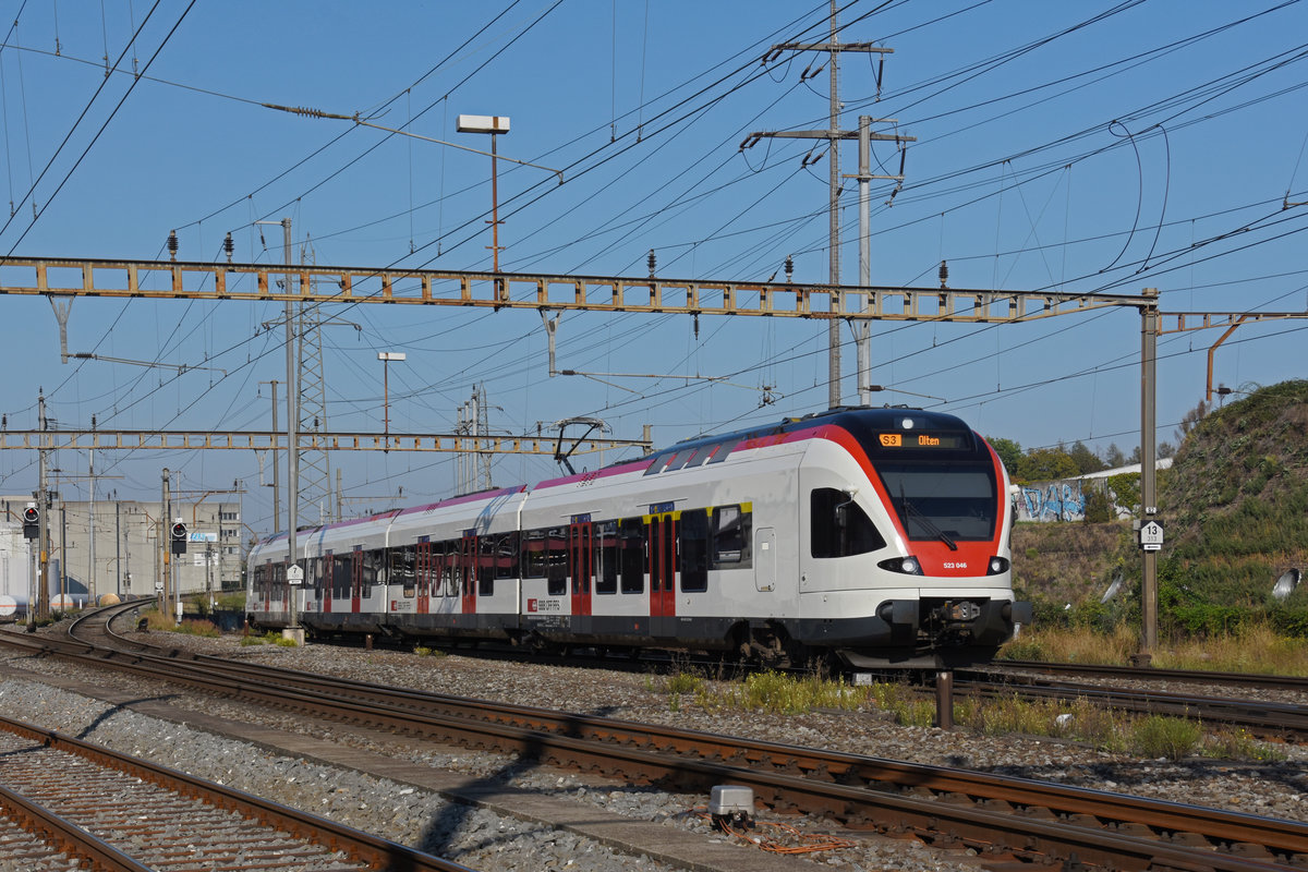 RABe 523 046, auf der S3, fährt zum Bahnhof Pratteln. Die Aufnahme stammt vom 15.09.2020.