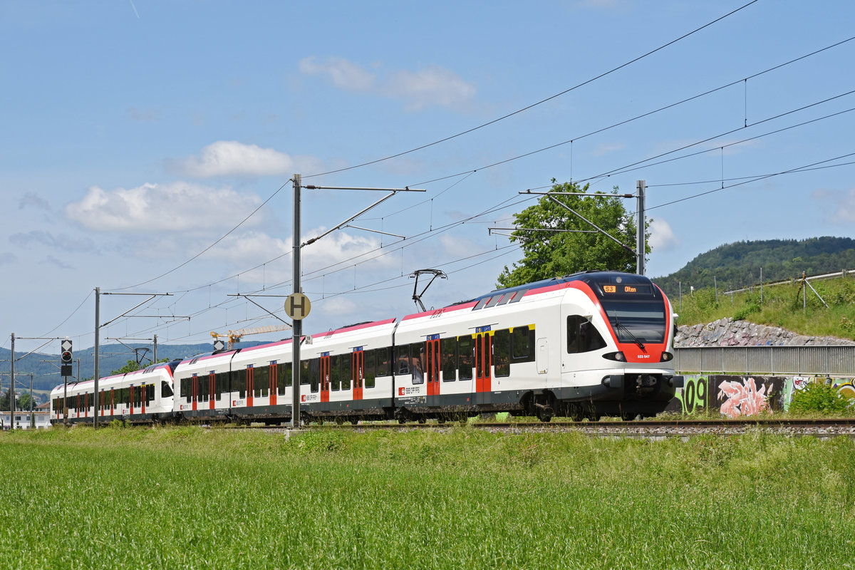 RABe 523 047, auf der S3, fährt Richtung Bahnhof Sissach. Die Aufnahme stammt vom 31.05.2018.