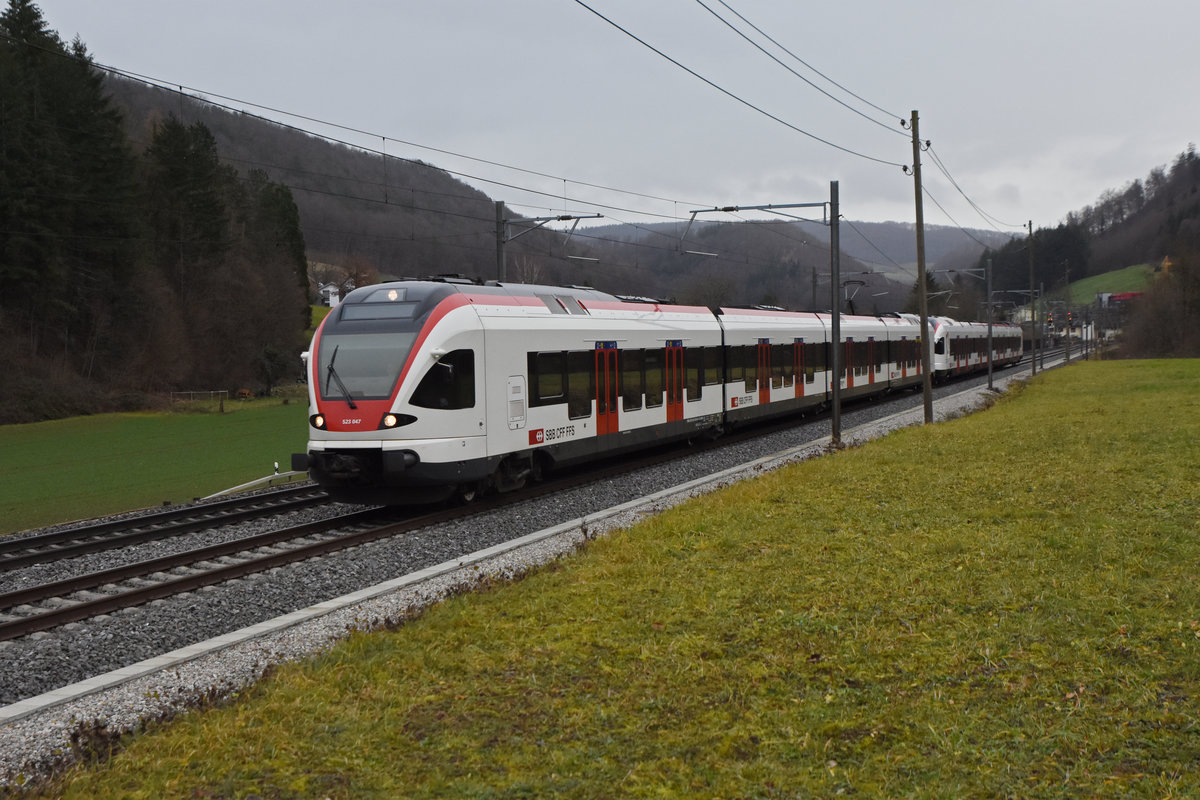 RABe 523 047, auf der S3, fährt Richtung Bahnhof Gelterkinden. Die Aufnahme stammt vom 22.12.2020.
