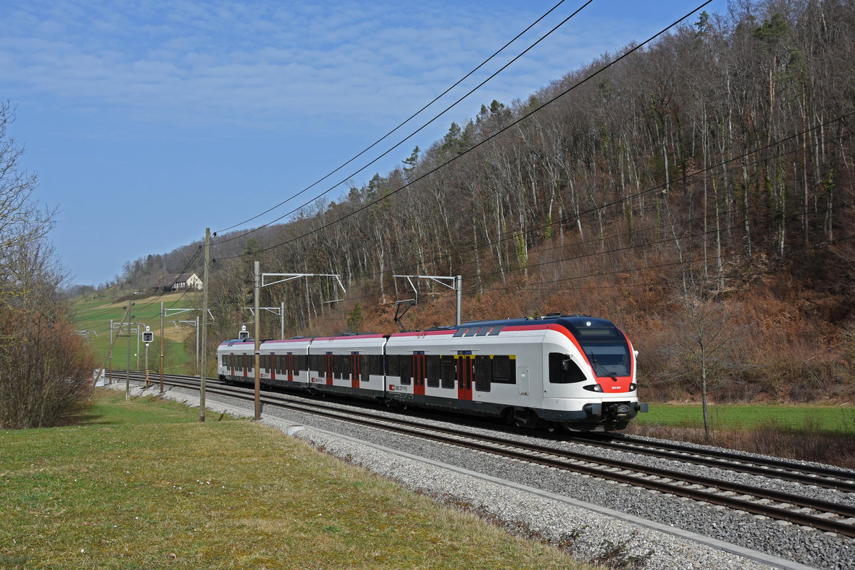 RABe 523 047, auf der S3, fährt Richtung Bahnhof Tecknau. Die Aufnahme stammt vom 26.02.2021.