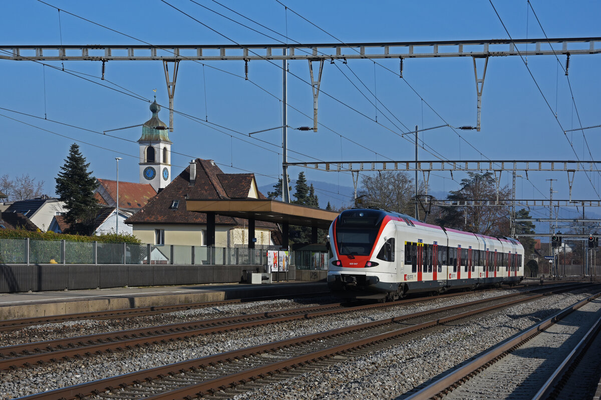 RABe 523 047 durchfährt den Bahnhof Rupperswil. Die Aufnahme stammt vom 13.01.2022.