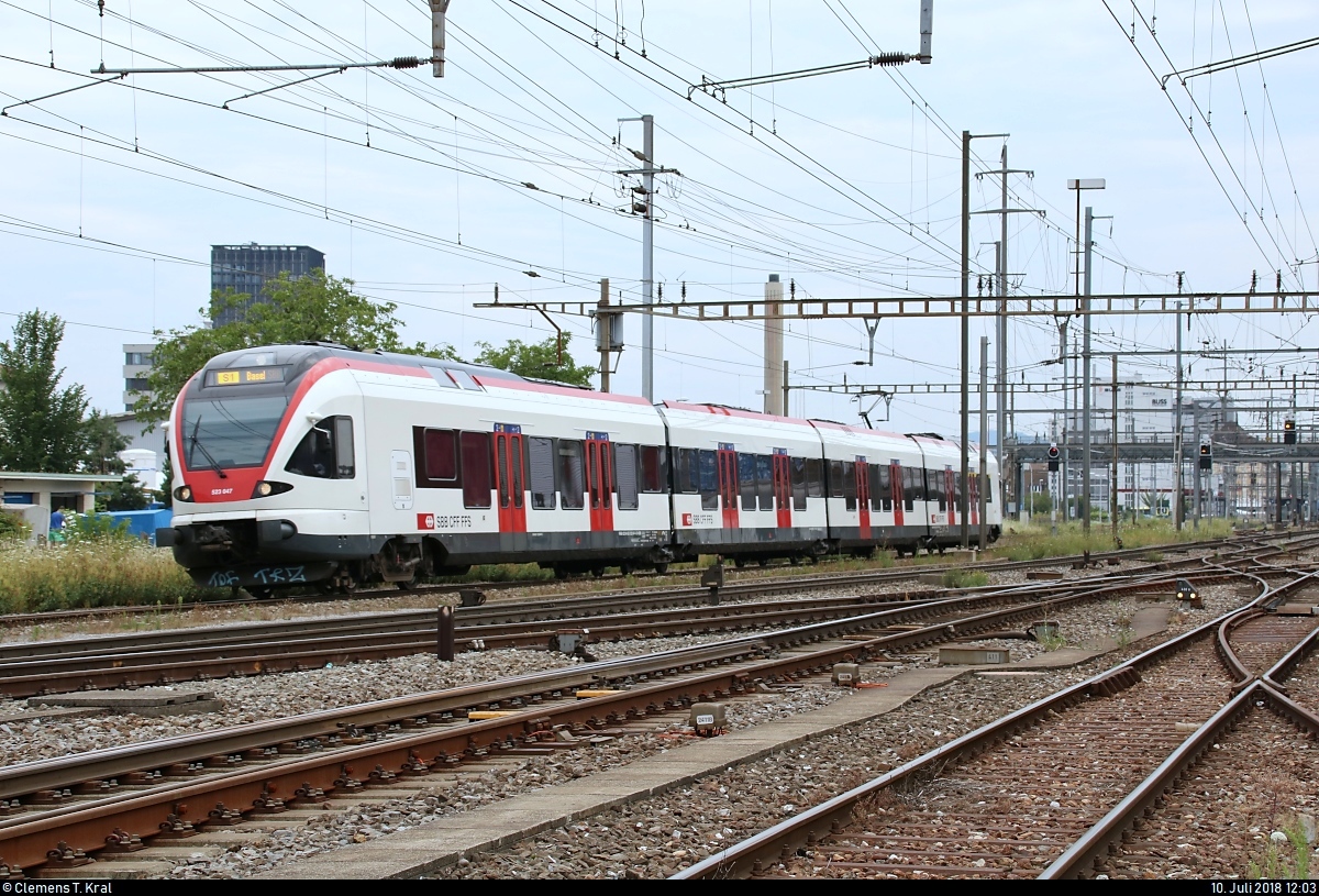 RABe 523 047 (Stadler FLIRT) der Regio-S-Bahn Basel (SBB) als S1 von Laufenburg (CH) nach Basel SBB (CH) verlässt den Bahnhof Pratteln (CH).
Aufgenommen von der Güterstrasse.
[10.7.2018 | 12:03 Uhr]