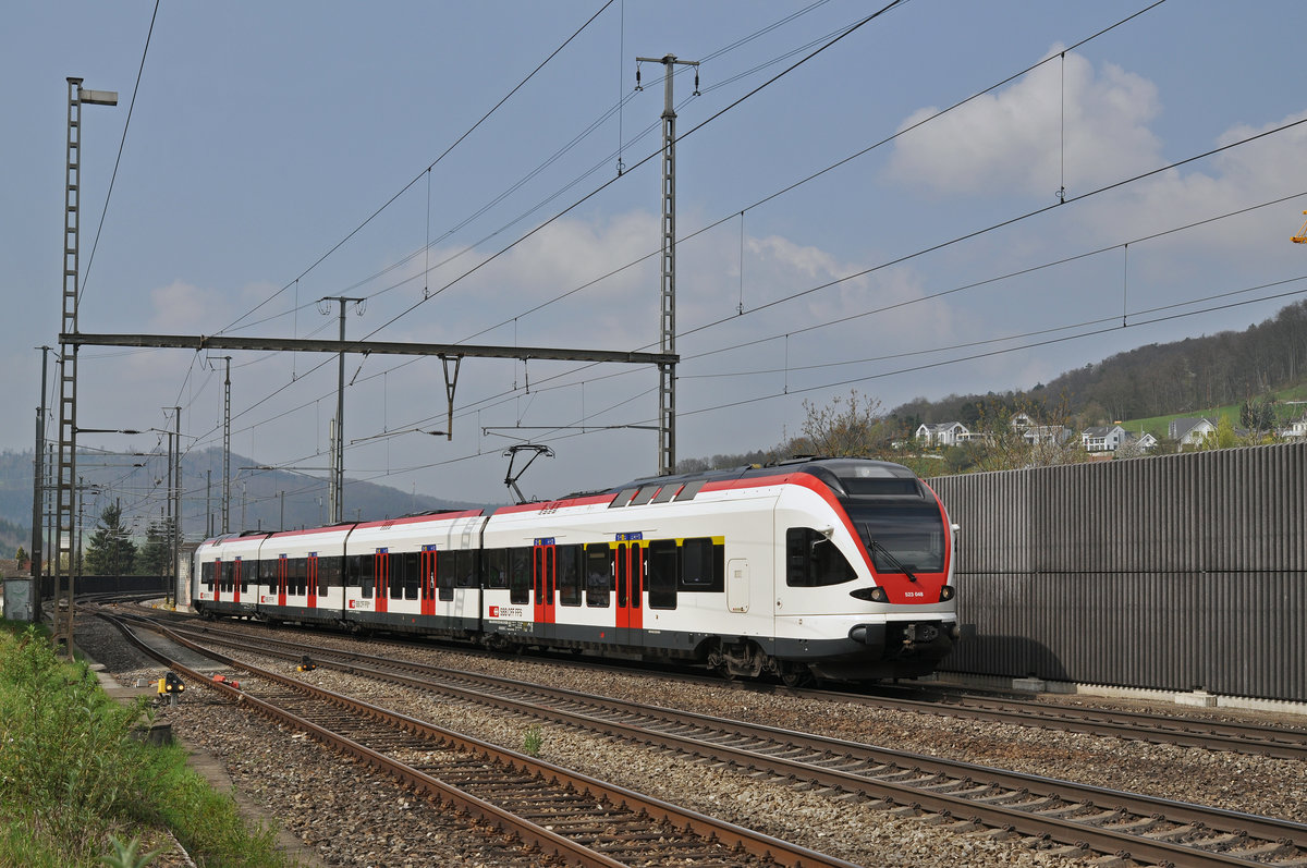 RABe 523 048, auf der S3 fährt zum Bahnhof Gelterkinden. Die Aufnahme stammt vom 06.04.2017.