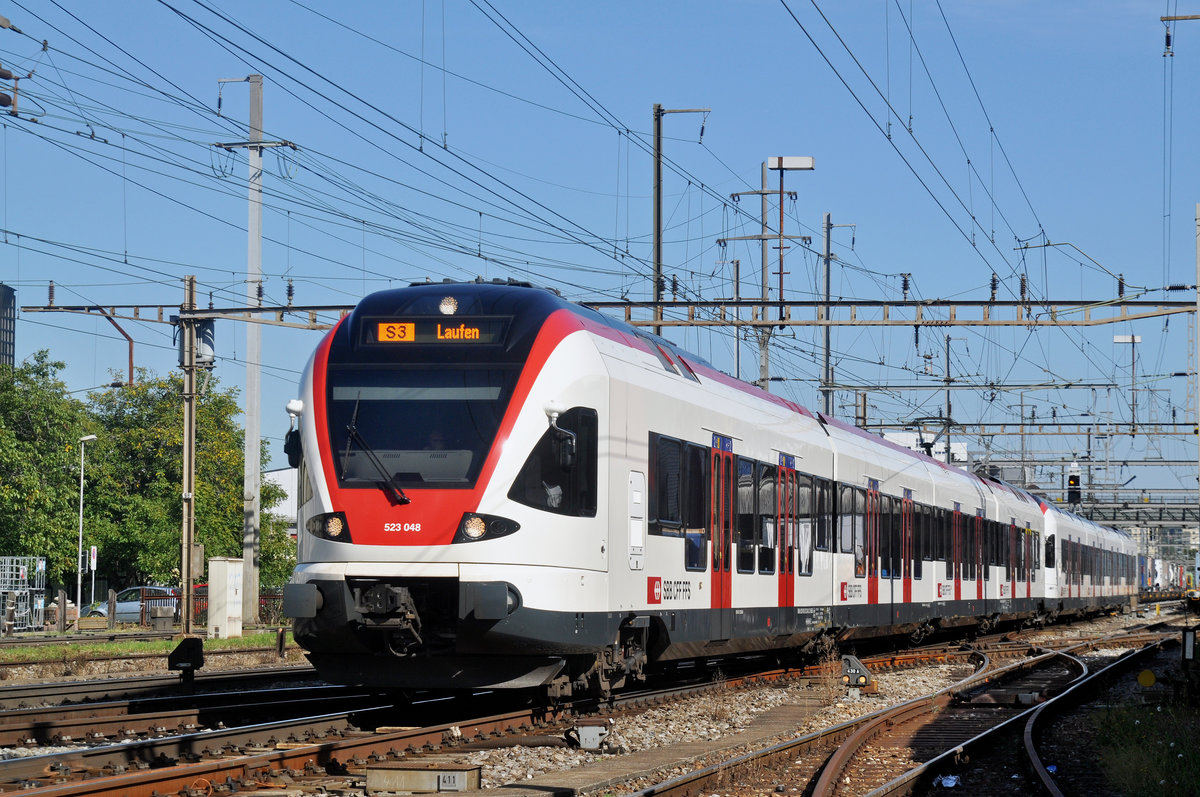 RABe 523 048, auf der S3, verlässt den Bahnhof Pratteln. Die Aufnahme stammt vom 21.09.2017.