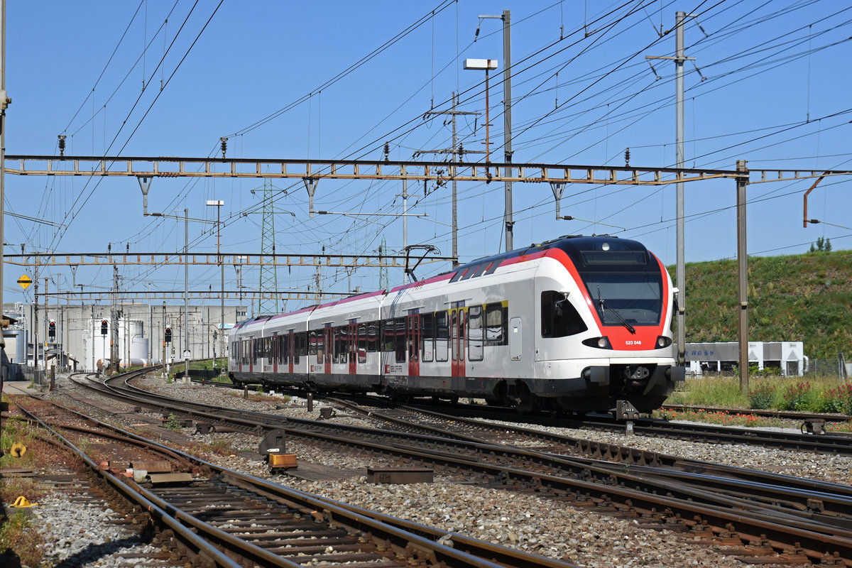 RABe 523 048, auf der S3, fährt zum Bahnhof Pratteln. Die Aufnahme stammt vom 30.05.2018.
