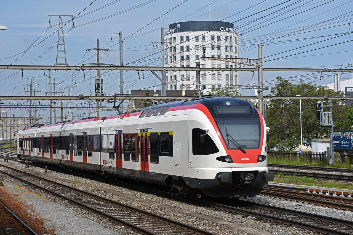RABe 523 048, auf der S3, verlässt den Bahnhof Pratteln. Die Aufnahme stammt vom 22.05.2019.