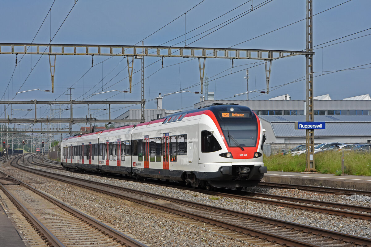 RABe 523 050, auf der S26, durchfährt den Bahnhof Rupperswil. Die Aufnahme stammt vom 10.06.2021.