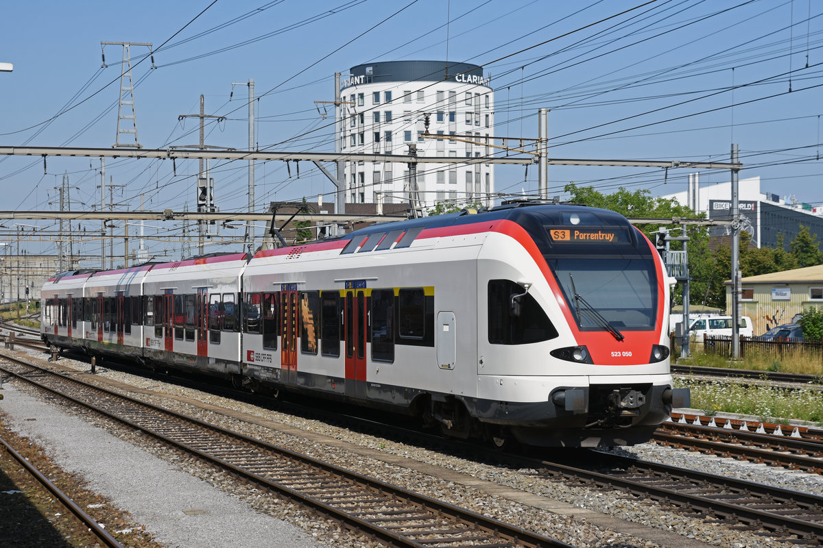 RABe 523 050, auf der S3, verlässt den Bahnhof Pratteln. Die Aufnahme stammt vom 18.07.2019.