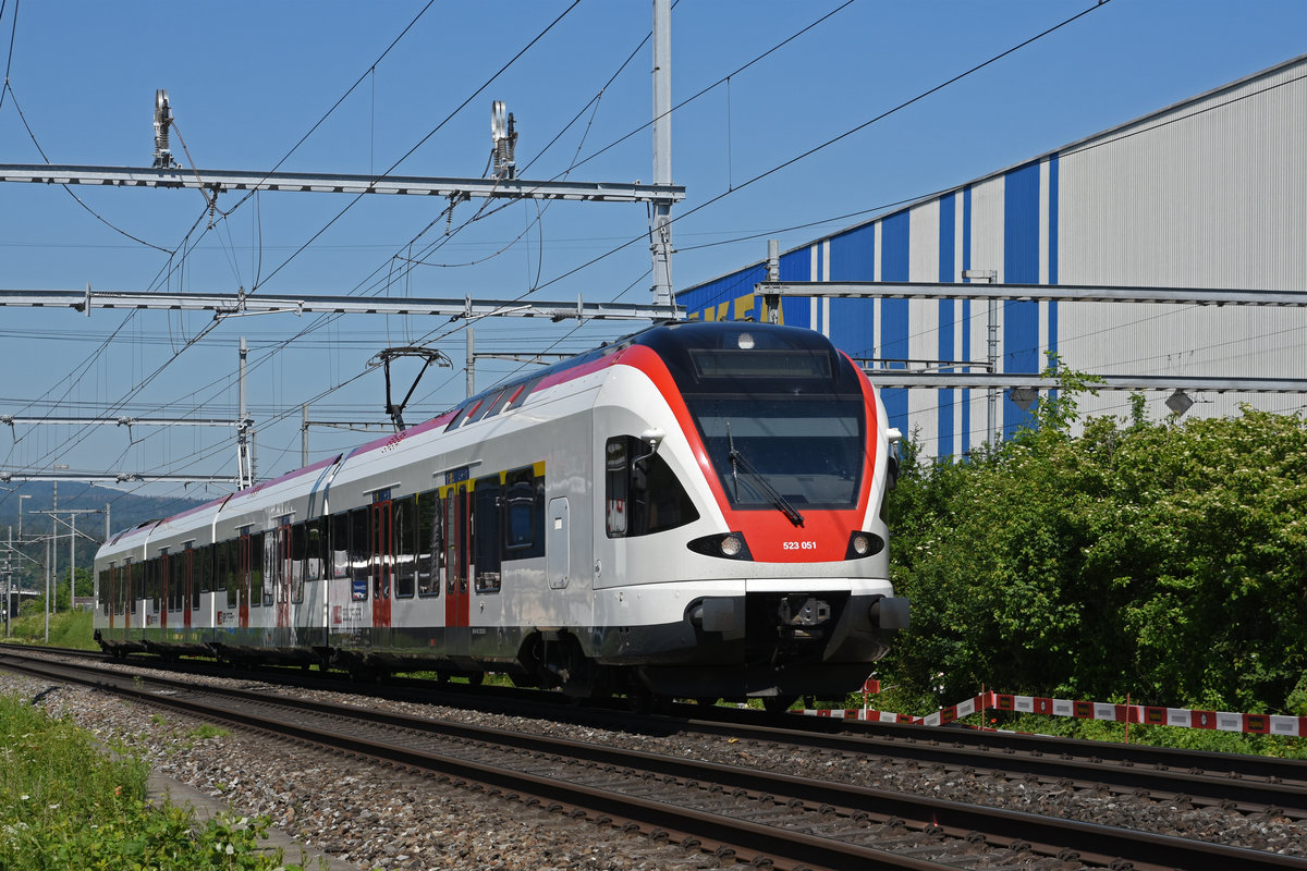 RABe 523 051, auf der S3, fährt Richtung Bahnhof Itingen. Die Aufnahme stammt vom 19.05.2020.
