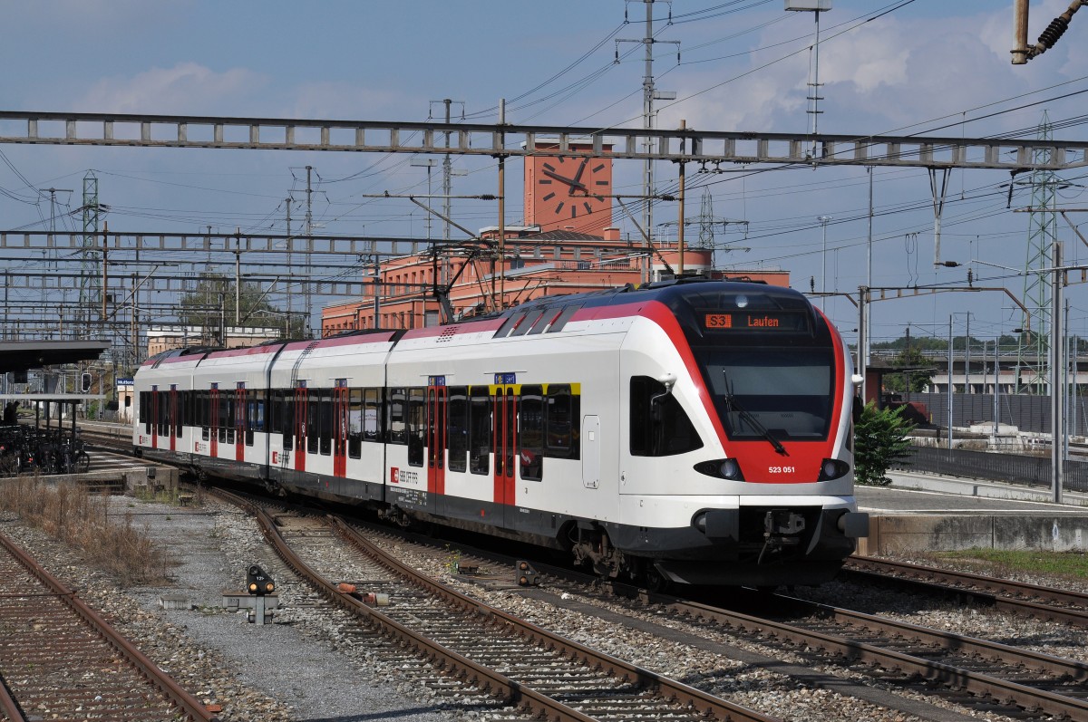 RABe 523 051 fährt beim Bahnhof Muttenz ein. Die Aufnahme stammt vom 22.09.2014.