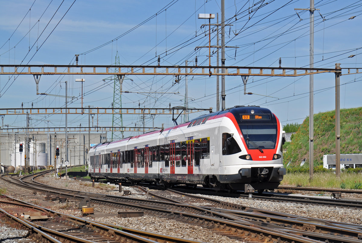 RABe 523 052, auf der S3, fährt zum Bahnhof Pratteln. Die Aufnahme stammt vom 22.05.2017.