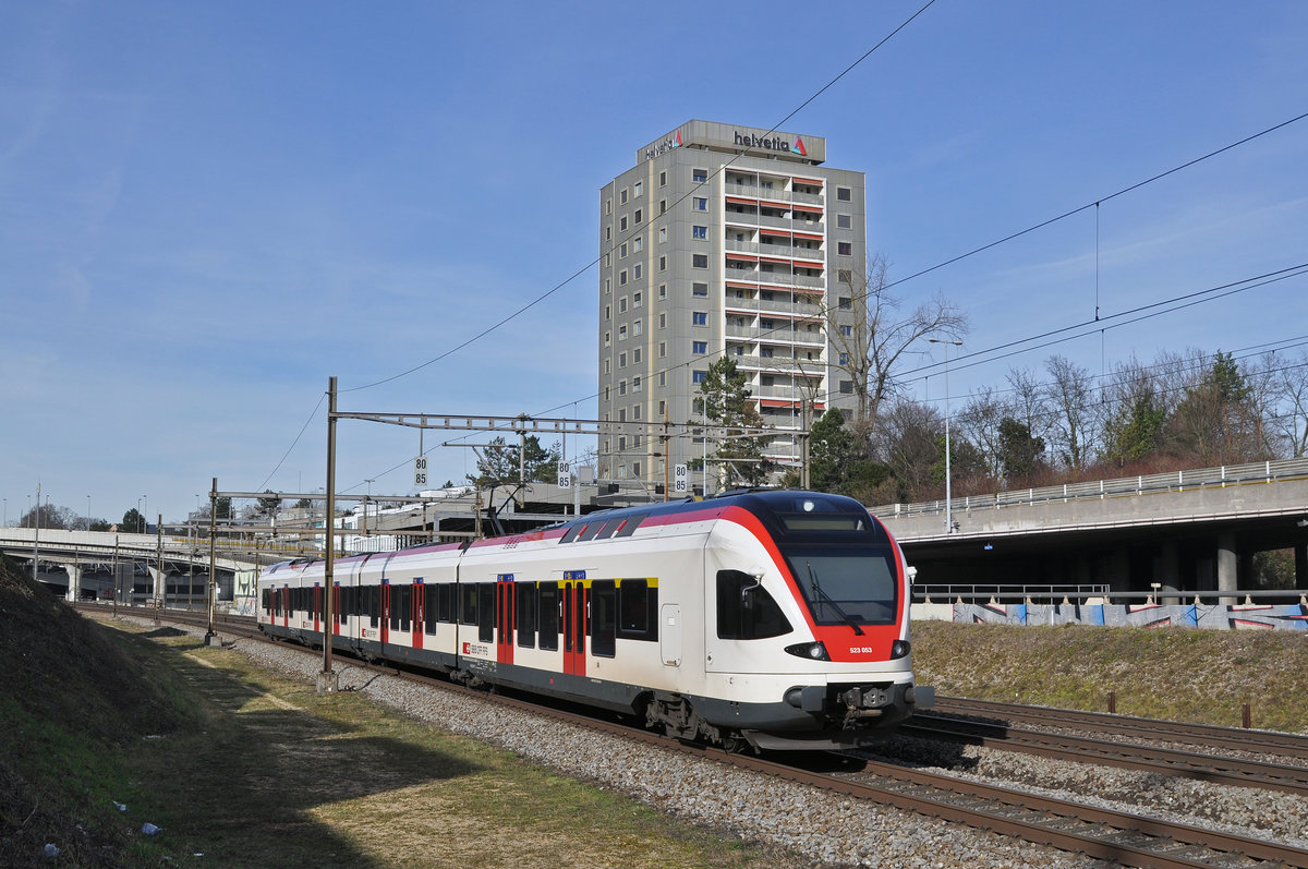 RABe 523 053, auf der S3, fährt Richtung Bahnhof SBB. Die Aufnahme stammt vom 24.01.2018.