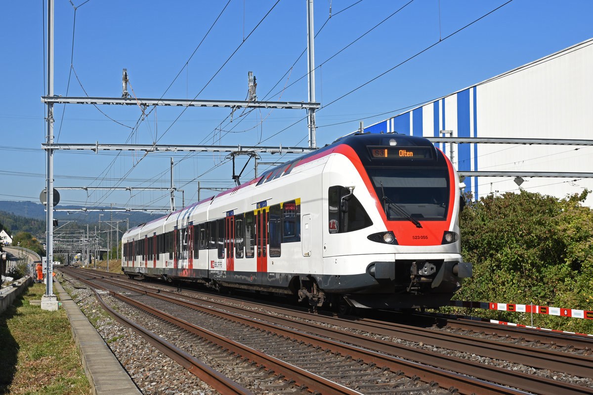 RABe 523 055, auf der S3, fährt Richtung Bahnhof Itingen. Die Aufnahme stammt vom 17.09.2019.