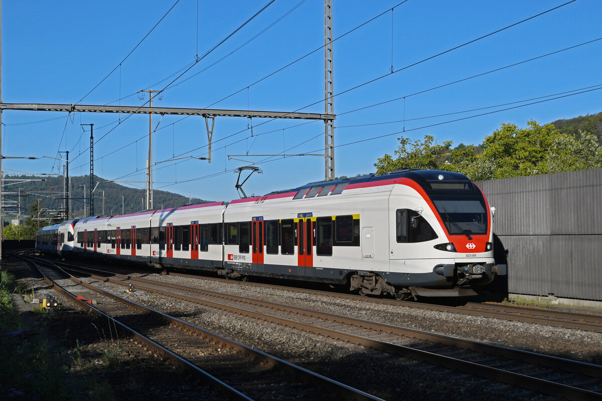 RABe 523 055, auf der S3, fährt am 20.09.2023 beim Bahnhof Gelterkinden ein.