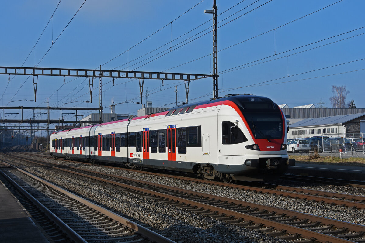 RABe 523 055 durchfährt den Bahnhof Rupperswil. Die Aufnahme stammt vom 13.01.2022.