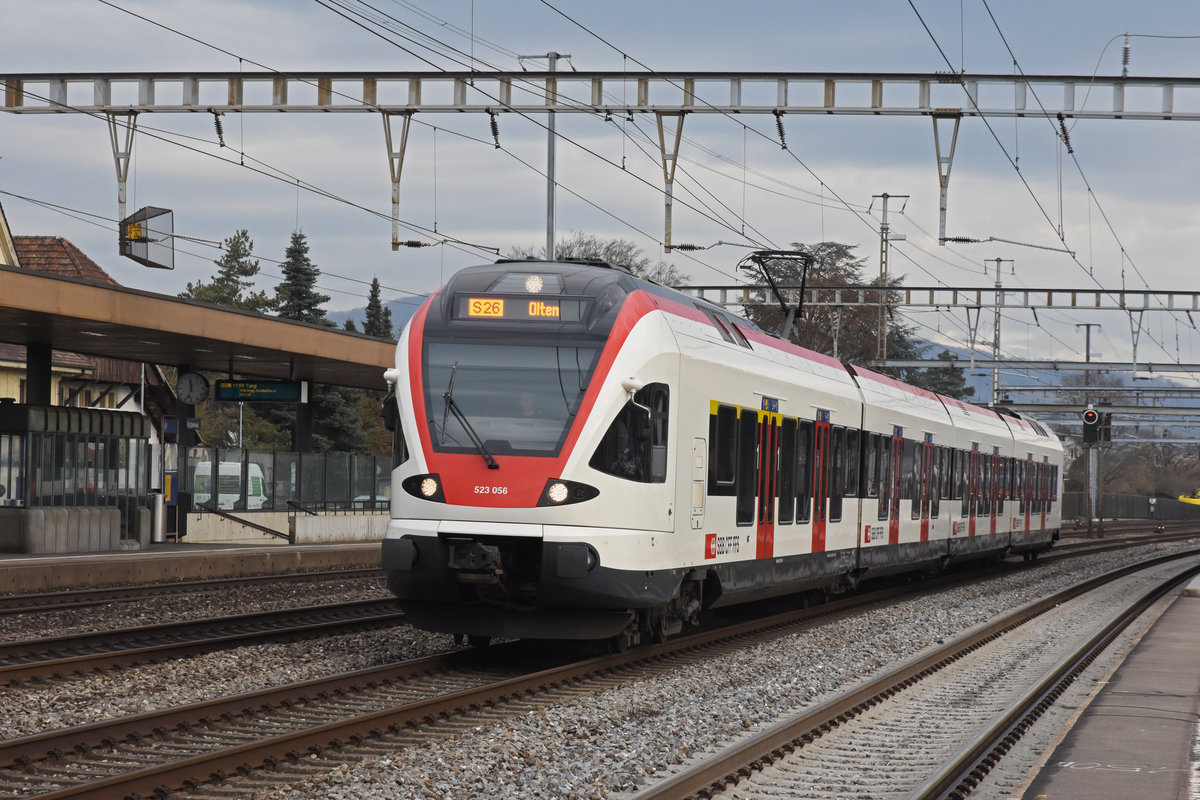 RABe 523 056, auf der S23, durchfährt den Bahnhof Rupperswil. Die Aufnahme stammt vom 17.01.2020.
