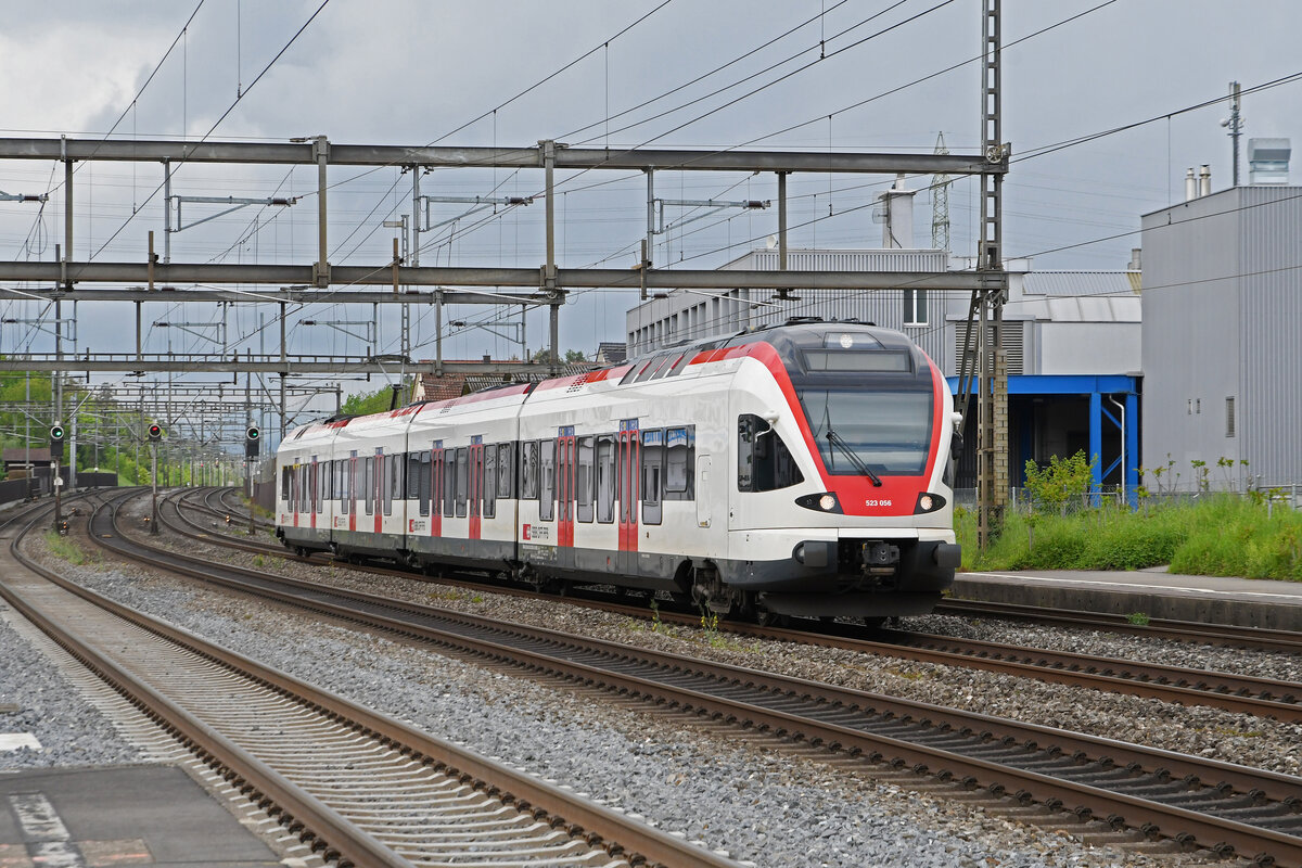 RABe 523 056, auf der S26, durchfährt am 12.05.2023 den Bahnhof Rupperswil.