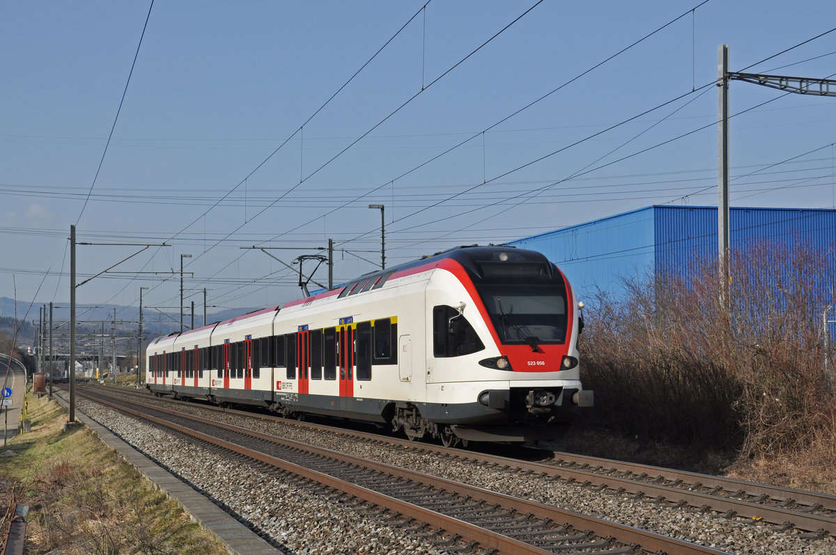 RABe 523 056, auf der S3, fährt Richtung Bahnhof Itingen. Die Aufnahme stammt vom 25.01.2020.