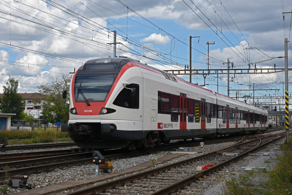 RABe 523 056, auf der S3, verlässt den Bahnhof Pratteln. Die Aufnahmestammt vom 18.08.2020.