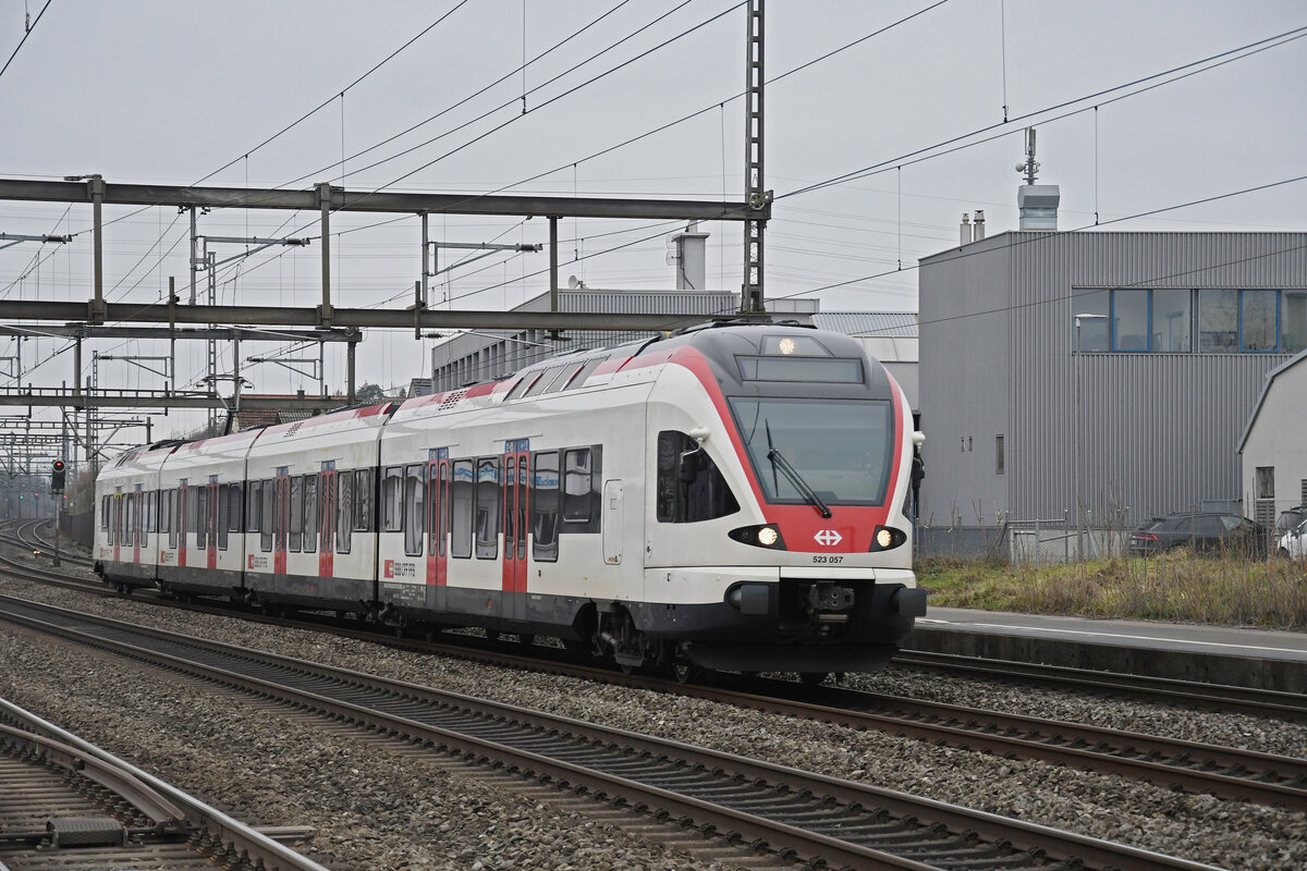 RABe 523 057, auf der S26, durchfährt am 26.01.2023 den Bahnhof Rupperswil.