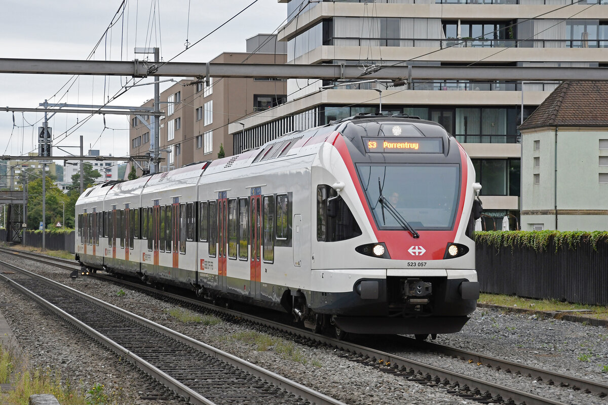 RABe 523 057, auf der S3, fährt am 26.08.2023 beim Bahnhof Pratteln ein.