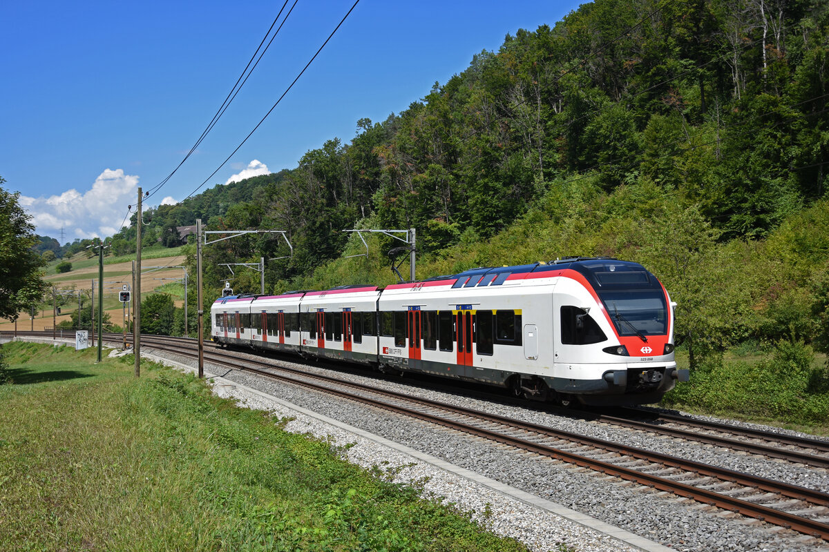 RABe 523 058, auf der S3, fährt am 22.08.2022 Richtung Bahnhof Tecknau.