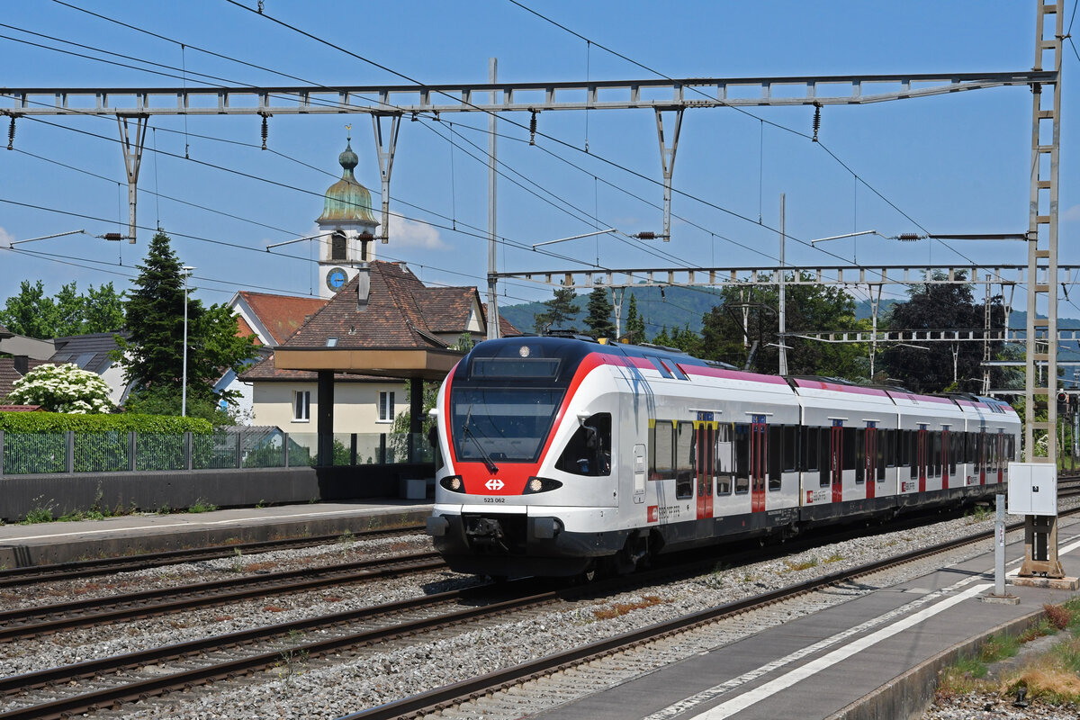 RABe 523 062, auf der S26, durchfährt am 30.05.2023 den Bahnhof Rupperswil.