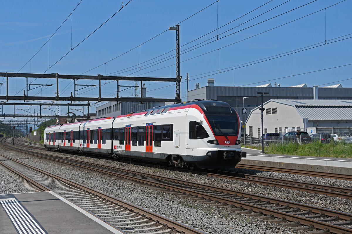 RABe 523 063, auf der S26, durchfährt am 12.08.2024 den Bahnhof Rupperswil.